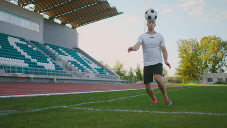 Ein-Fußballspieler-In-Ausrüstung-Auf-Dem-Fußballfeld-Erhält-Einen-Pass-Und-Bearbeitet-Den-Ankommenden-Fußball-Technisch